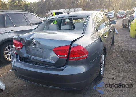 2014 Volkswagen Passat 2.5L S z USA, uszkodzony, nr VIN 1VWAP7A30EC038302